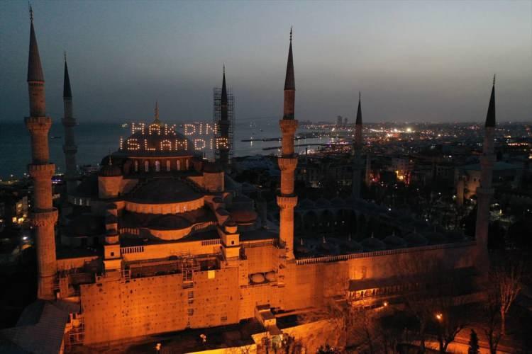 <p>Ayasofya-i Kebir Camii Şerif'te 88 yıl aradan sonra ilk Ramazan'ın yaşandığı manevi iklime dünyaca ünlü söz yazarı ve müzisyen Yusuf İslam (Cat Stevens) da katıldı.</p>
