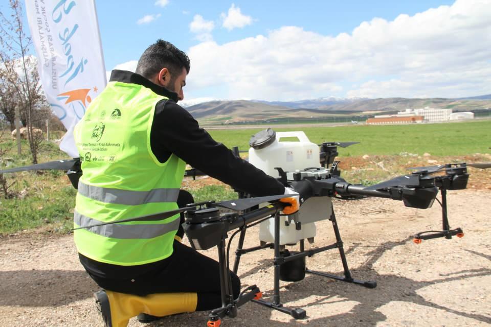 <p> 20 litre ilaç taşıma kapasitesi bulunan ZİHA, saatte 120 dönüm ilaçlama yaparak verimin arttırılmasında etkili rol alacak. </p>
