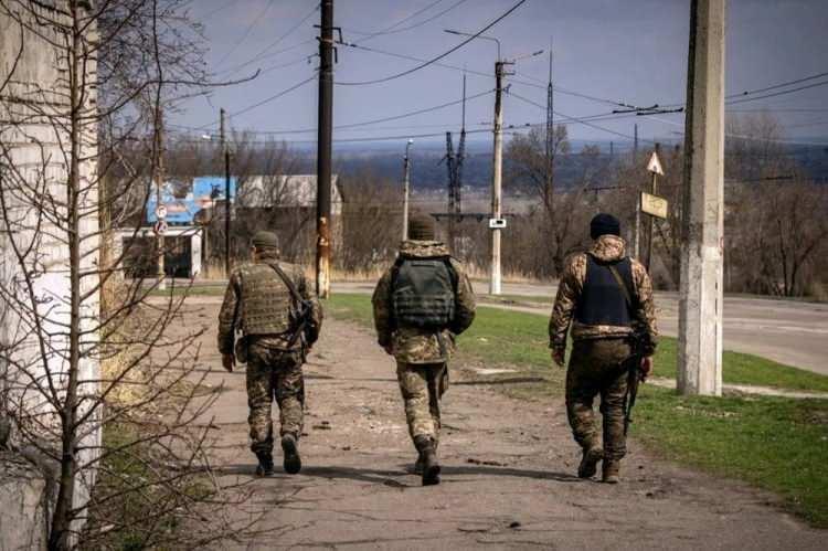 <p>ABD’li teknoloji şirketi Maxar tarafından toplanan ve analiz edilen uydu görüntüleri, 8 Nisan'da Ukrayna'nın doğusundaki Velkyi Burluk kasabasından güneye doğru hareket eden 13 km uzunluğundaki bir askeri konvoyu gösterdi.</p>
