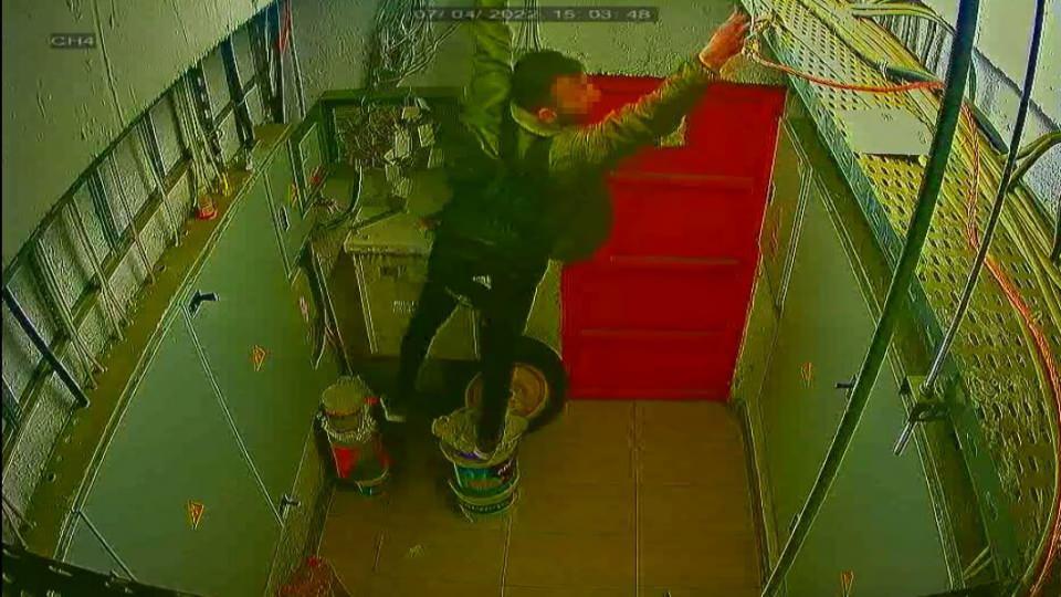 <p>Kesintinin kaynağını anlamak için otoparktaki elektrik panosunu kontrol etmeye giden yönetici ve yardımcısı gördüğü manzara karşısında şoke oldu. </p>
