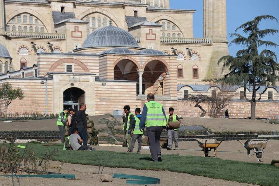 <p><strong>Bayramda açılacak meydana çimler serildi</strong></p>

<p>Çevre, Şehircilik ve İklim Değişikliği Bakanlığı Yapı İşleri Genel Müdürlüğünce sürdürülen "Selimiye Camisi ve Çevresi Kentsel Tasarım ve Peyzaj Düzenlemesi Projesi" birinci ve ikinci etap çalışmaları sürüyor.</p>
