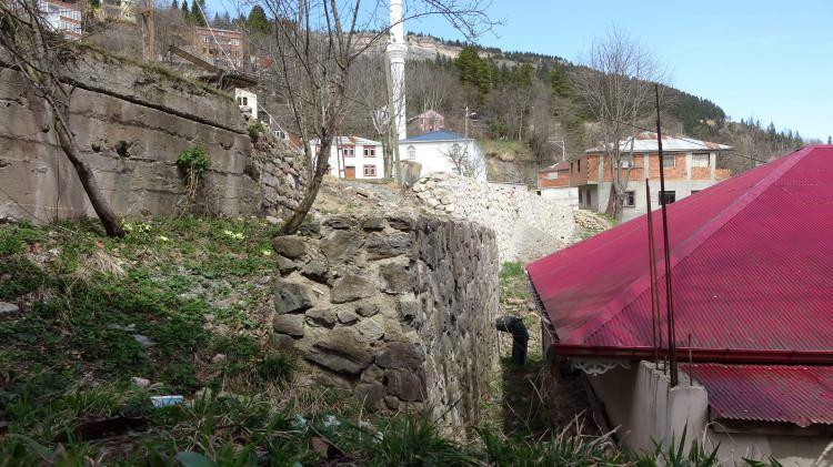 <p>Şimdi 5-6 ev boşaltıldı camimizde teravih, cuma namazı ne de vakit namazı kılınabiliyor. Heyelan tehlikesi nedeniyle yöreden çok göç oldu, kalanların yüzde 50'si buradan ayrıldı” dedi</p>
