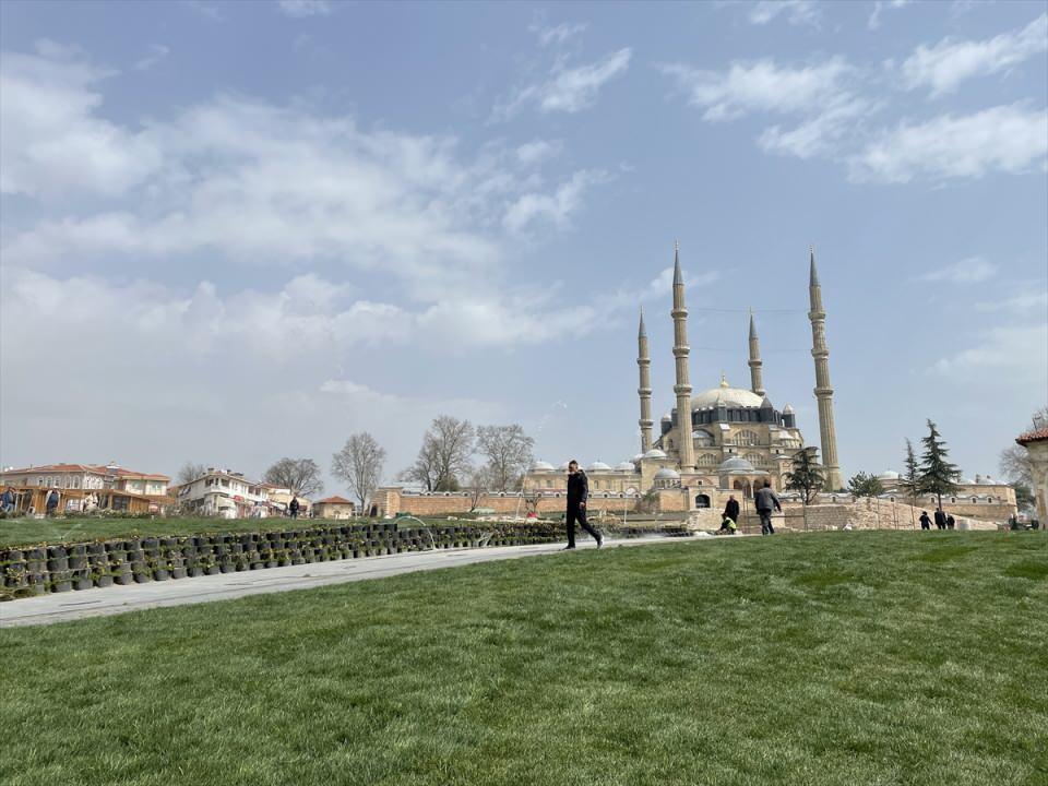 <p>Meydan çalışmasında son rötuşların yapıldığını anlatan Soytürk, "Turizm anlamında Selimiye'nin silüeti tamamen ortaya çıkmış oldu. Selimiye'de harika bir meydana kavuşmuş olacağız." dedi.</p>

<p> </p>
