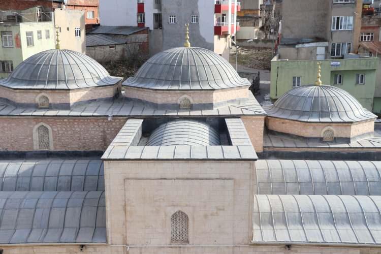 <p>Minarenin özelliklerine de dikkati çeken Obut, minarenin her dört yanında Kufi yazı türüyle Hazreti Muhammed ve dört büyük halifenin isminin yer aldığını aktardı. </p>

<div> </div>

<div>"Minareye dikkatli bakıldığında Peygamber Efendimiz ve dört halifenin isimlerinin yazılı olduğu ayrıntıyı görebiliyoruz. Caminin iç kısmında mimari olarak hiç tezhip sanatının kullanılmadığı göze çarpmaktadır. Taş ve Horasan harcıyla inşa edilmiştir." diyen Obut, bu ayrıntıların ziyaretçilerin ilgisini çektiğini dile getirdi.</div>
