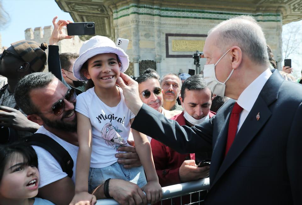 <p>Vatandaşların yanına giderek sohbet eden Erdoğan'a bir kız çocuğu "Recep Tayyip Dede" diye seslendi. Cumhurbaşkanlığı korumaları tarafından çocuklara oyuncak dağıtıldı.</p>
