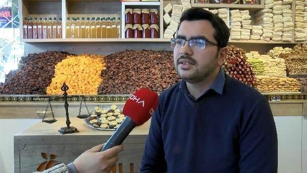 <p>Altın kaplama kayısının tanesini 200 lira, kilosunu ise 10 bin liradan satışa çıkardığını anlatan işletmeci Yusuf Güzel, "Biz kayısıya daha büyük bir değer katarak yenilebilir altın ile bütünleştirdik.</p>
