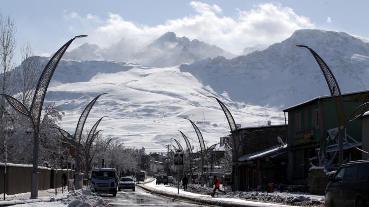 <p> Van<br />
Salı - Yağmurlu<br />
Çarşamba - Kar yağışlı</p>
