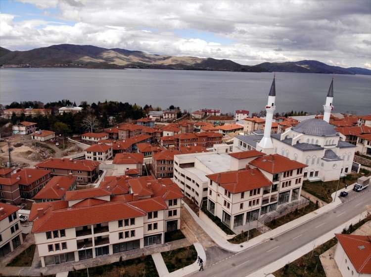 <p><strong>"Daha önce toprak evde yaşıyorduk"</strong></p>
<p>Yeni konutuna kavuşan depremzedelerden 58 yaşındaki 4 çocuk annesi Güler Öden, evini teslim almanın mutluluğunu yaşadığını dile getirdi.</p>