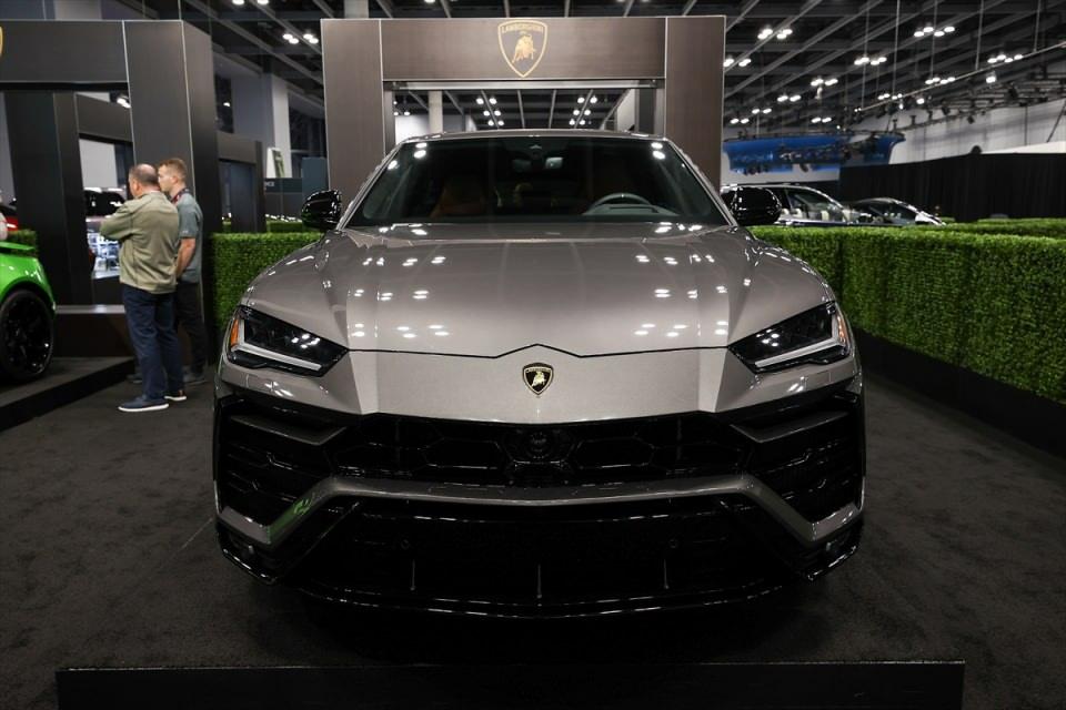 <p>Lamborghini Urus</p>
