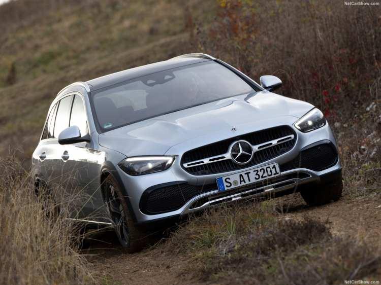 <p>C-Serisi All-Terrain ile standart olarak sunulan 4MATIC dört tekerlekten çekiş sistemi zorlu yüzeylerde de yüksek çekiş ve sürüş dengesi sağlıyor. Motor gücünün yüzde 45’e kadarı ön aksa, yüzde 55’e kadarı arka aksa aktarılıyor.</p>