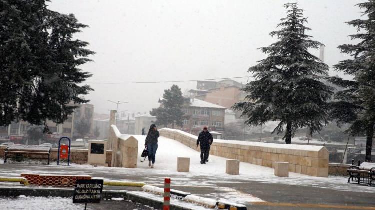 <p> Tokat<br />
Pazartesi ve salı - Kuvvetli yağmurlu<br />
Çarşamba - Karla karışık yağmurlu</p>
