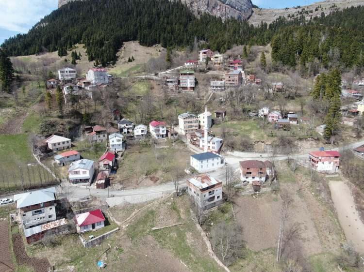 <p>Burası kayarsa aşağı kısımda Alazlı Mahallesi var dolayısıyla o mahalleye doğru kaymalar olacak. Her an kaymalar olduğundan Düzköy Kaymakamlığı kararıyla camide ibadet yapılamıyor” ifadelerini kullandı.</p>
