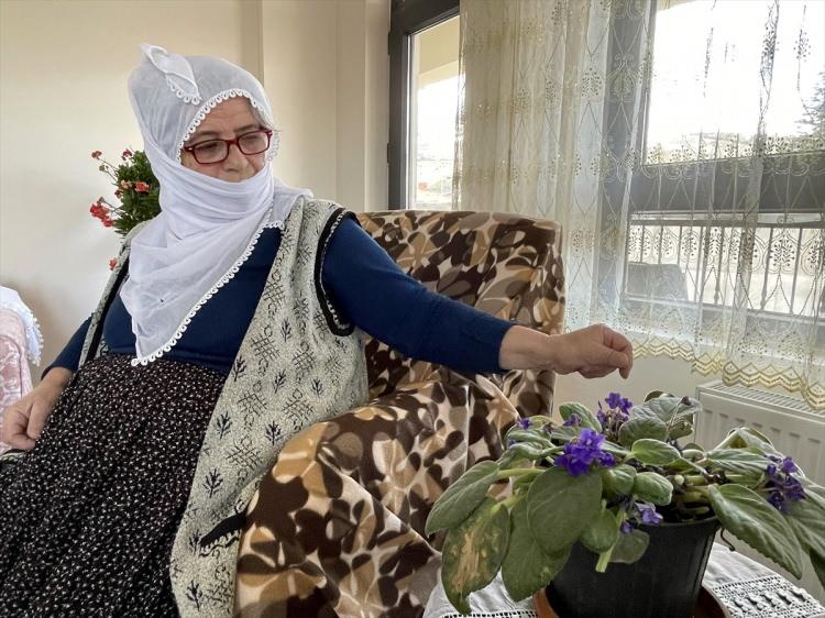 <p>Evlerimizin temizliğini yapıyoruz. Hemen taşınacağız. Daha önce toprak evde yaşıyorduk. Şimdi evimiz çok güzel." dedi.</p>