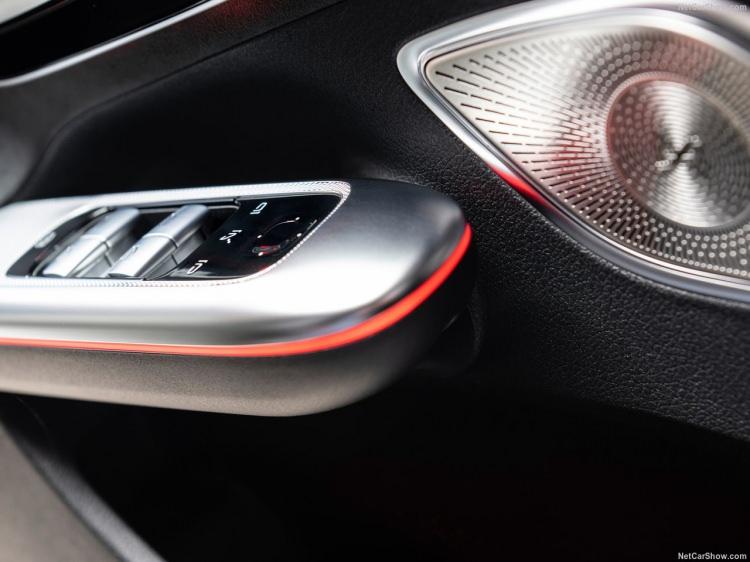 <p>Mercedes, lüks elektrikli sedanı 2023 EQE 350+ ve 500'ü resmen tanıttı.</p>
