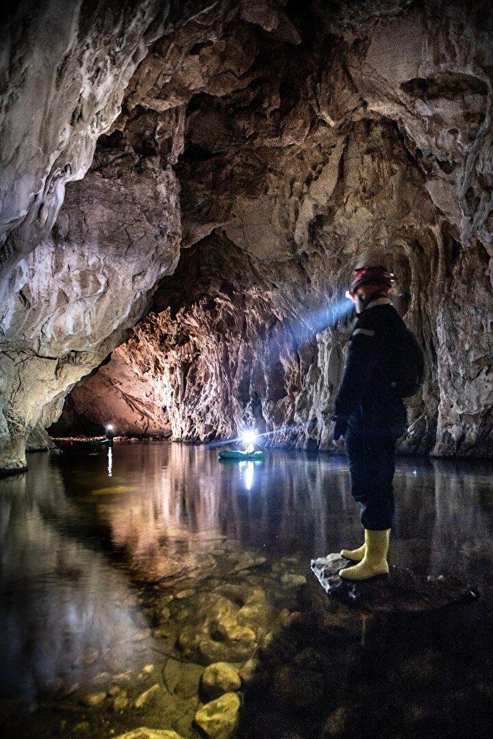 <p>Mağara içerisindeki oksijen gazı seviyesi ölçülecek</p>
<p>Mağaralar klimatoloji yönünden de incelenecek. Mağaranın ağzında veya herhangi bir kısmında belirgin bir hava akımının varlığı araştırılarak hem dışındaki hem de içindeki sıcaklık ve mutlak nem değerleri ölçülecek. Özellikle mağara içerisinde oksijen gazı seviyesi ölçülerek solunum açısından zararlı olabilecek diğer gazların varlığı da araştırılacak.</p>
<p>Mağaralardaki biyoçeşitlilik araştırılacak</p>
<p>Ekolojik araştırmalar kapsamında ise mağaranın sahip olduğu ekolojik koşullara bakılacak. Bu kapsamda mağarada var olan biyoçeşitlilik unsurları araştırılacak.</p>
<p>Çalışmada mağaranın başta yarasalar olmak üzere tespiti yapılan canlılar için sağladığı habitat koşulları ve bunların önemine ilişkin ekolojik tespitlere yer verilecek. Ayrıca mağaralarda memeli türleri, omurgasız türler, sürüngenlerin tespit edilmesi halinde türlerinin belirlenmesi ve yarasa popülasyon analizlerinin yapılması çalışmaları yürütülecek.</p>