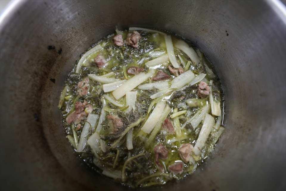 <p><strong>Köy sofralarında da lüks restoranlarda da var</strong></p>

<p>Kamiloğlu, ot yemeklerinin kökeninin kıyı Ege köylerine dayandığını belirterek, "Saray yemeklerinde ot çeşitliliği Ege'deki kadar yoktu. Belli otlar aromatik olarak kullanılıyordu. Genelde et ve yoğun etli yemeklerin içine aroma verici olarak kullanılan otlar vardı." dedi.</p>
