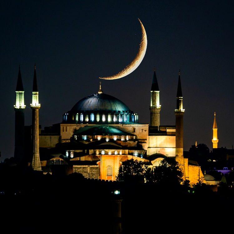 <p>İslam bu Ramazan'da 2 yıl önce yeniden ibadete açılan Ayasofya Camii'ni ziyaret etti.</p>
