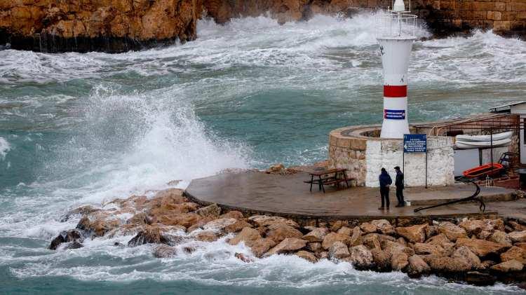 <p> Antalya<br />
Pazartesi - Gök gürültülü sağanak yağışlı</p>
