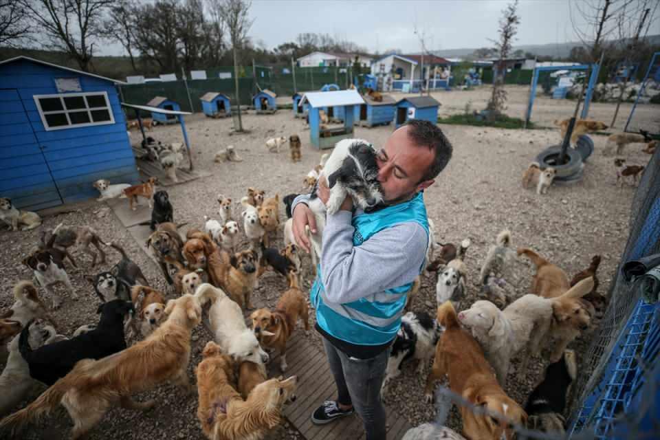 <p>Birçok destekçi ve yardımseverin desteği var. Her gün yüzlerce dostumuza hizmet etmek gerçekten büyük bir emek istiyoruz. Bir nebze de olsa bir şeyleri başarabiliyoruz. İsteyenler buraya gelebilir, görebilirler."</p>