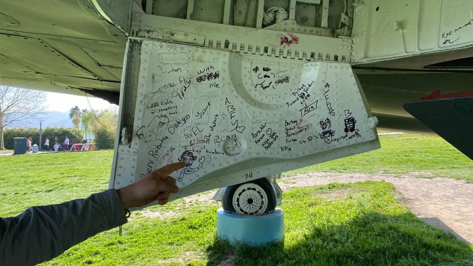 <p>İzmit’te Şehit Havacı Pilot Üsteğmen Hasan Tanrıverdi Tepesi’nde bulunan F-4 savaş uçağına kimliği belirsiz kişi ya da kişiler tarafından yazılar yazıldı, çizimler yapıldı.</p>
