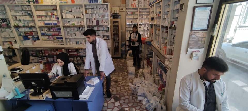<p>Eczacılar ise işyerlerinin camlarına "Buradaki veresiye borçlar hayırsever bir kişi tarafından ödenmiştir" notunu astılar</p>
<p> </p>