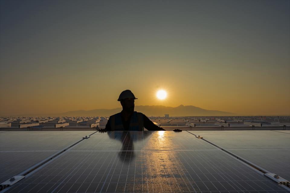 <p> Güneş enerjisi panelleri mühendislerimizce topraklarımızda üretiliyor. Karapınar GES'i toplamda 3,5 milyona ulaşacak yerli ve milli güneş enerjisi panelleriyle donatıyoruz. Nitelikli beşeri sermayeye de kucak açan önemli bir yatırımımız.</p>
