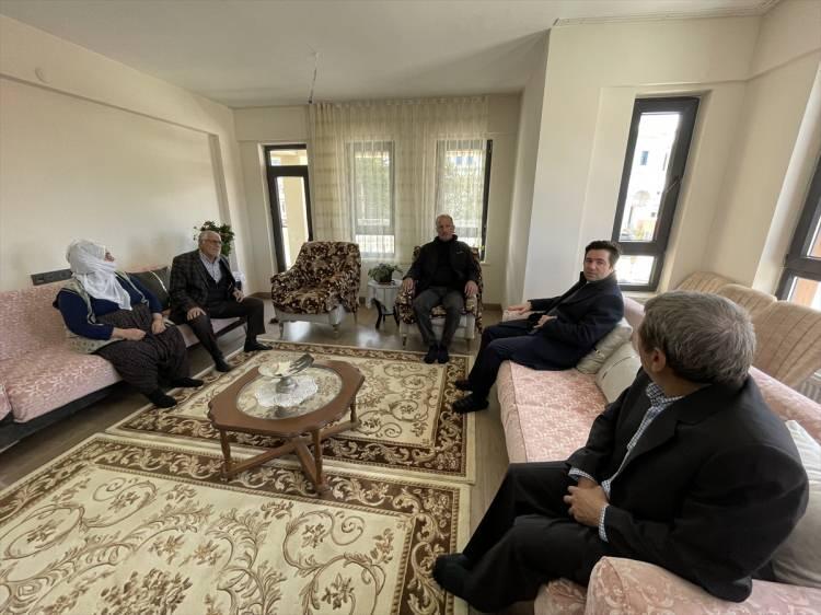 <p>Biz de kendilerini evlerinde ziyaret ediyoruz. Onlara yardımcı oluyoruz. Şu anda evlerde çok tatlı bir temizlik heyecanı var. Vatandaşlarımız Ramazan Bayramı'na çifte bayramla girecek."</p>
