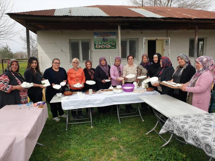 <p>Öğretmenlikten emekli olup köyüne yerleşen Sevgi Ayas, kadınlarla kurduğu kooperatif aracılığıyla manda sütü ve bu sütten üretilen ürünlerin satışını yapıyor.</p>

<p> </p>
