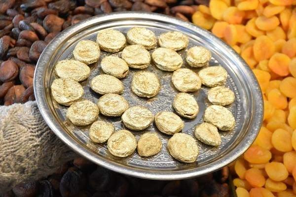 <p>Malatya'da bir işletmeci, kayısıyı yenilebilir altın ile kaplayarak kilosu 10 bin liradan satışa çıkardı.</p>
