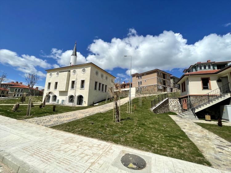 <p>Evine yerleşen 76 yaşındaki Hamdi Kaya ise evini çok beğendiğini dile getirdi.</p>
