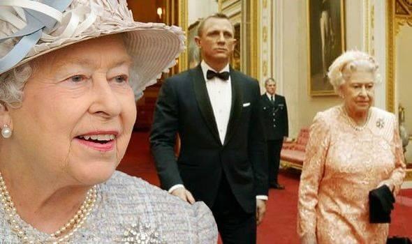 <p><span style="color:#FF0000"><strong>2012 yılında yayınlanan kısa metrajlı James Bond filminde Craig David ile oynayan İngiltere Kraliçesi II. Elizabeth hakkındaki gerçek yıllar sonra gün yüzüne çıktı. Kraliçe'nin dublörünün yanı sıra filmde gerçekten kendisinin de rol aldığı bir sahne olduğu ortaya çıktı.</strong></span></p>
