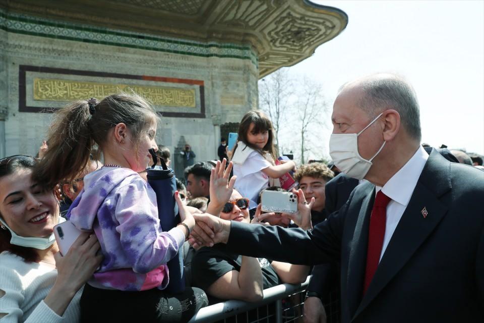 <p>Cumhurbaşkanı Erdoğan cami çıkışında kendisini bekleyen vatandaşları selamladı. </p>

<p> </p>
