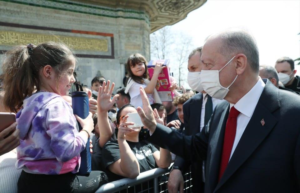 <p>Cuma namazını burada kılan Erdoğan'a, TBMM Başkanı Mustafa Şentop, Kültür ve Turizm Bakanı Mehmet Nuri Ersoy, Sanayi ve Teknoloji Bakanı Mustafa Varank, AK Parti Genel Başkanvekilleri Binali Yıldırım ve Numan Kurtulmuş, Cumhurbaşkanlığı İletişim Başkanı Fahrettin Altun, Cumhurbaşkanlığı Sözcüsü İbrahim Kalın, AK Parti Genel Başkan Yardımcısı Nurettin Canikli, Diyanet İşleri Başkanı Prof. Dr. Ali Erbaş, YÖK Başkanı Prof. Dr. Erol Özvar, İstanbul Valisi Ali Yerlikaya, bazı milletvekilleri ve AK Parti İl Başkanı Osman Nuri Kabaktepe de eşlik etti.</p>

<p> </p>
