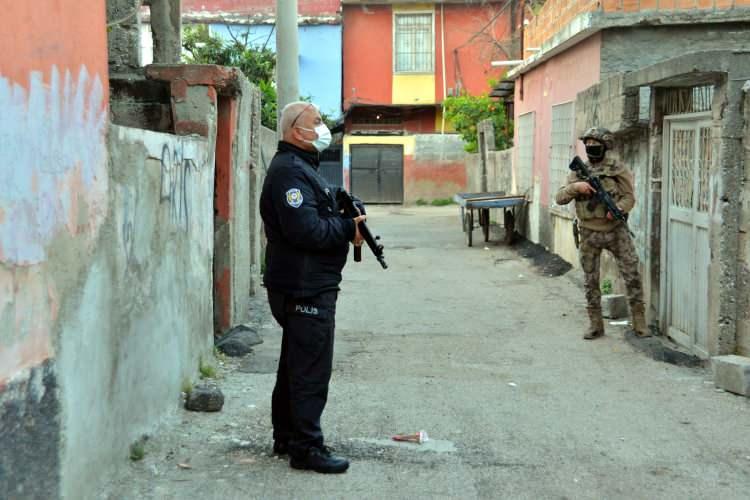 <p>Polis helikopterinin havadan destek verdiği operasyonda özel harekat timleri, evlerin demir kapılarını koçbaşlarıyla kırarak içeriye girdi. </p>
