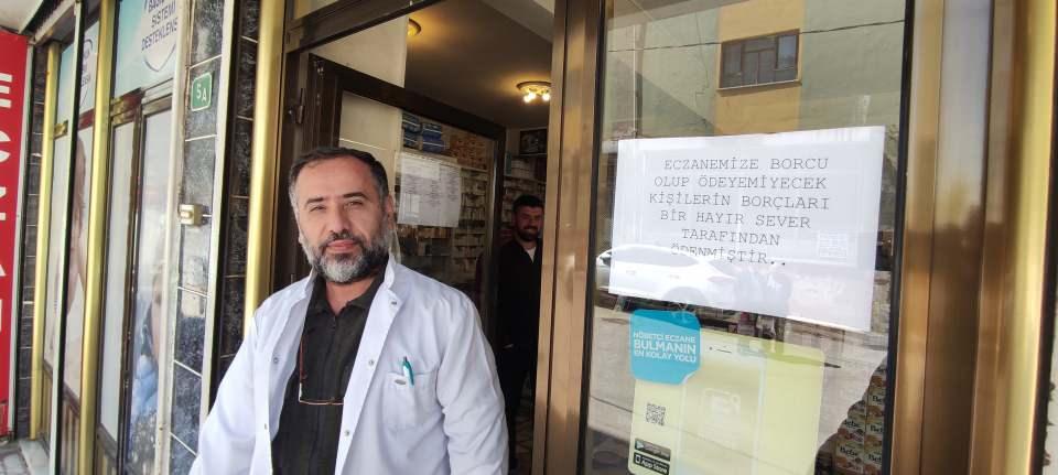 <p>Böyle bir olayla ilk kez karşılaştıklarını belirten eczacılar ise, "Hayırsever bir anda ortaya çıktı. Borcu olup da ödeyemeyenlerin listesini istedi. Biz de çıkarttık. Veresiye defterinde ismi olanların bakiyelerini ödeyerek ismini açıklamadan ayrıldı. İnşallah böyle hayırseverlerin sayısı artar" şeklinde konuştu.</p>
<p> </p>