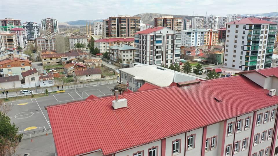 <p>Leyleklerin gelmesinden dolayı öğrencilerin, ailelerin ve mahalle halkının da mutlu olduğunu aktaran Doğan, şunları kaydetti:</p>

<p>"Okulumuz 1983 yılından beri hizmette, leylekler hiç sektirmeden her yıl buraya geliyor. </p>
