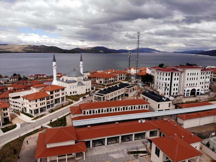 <p>Depremden önce evimiz çürüktü. Şu anda evlerimiz çok sağlam." diye konuştu.</p>
<p> </p>