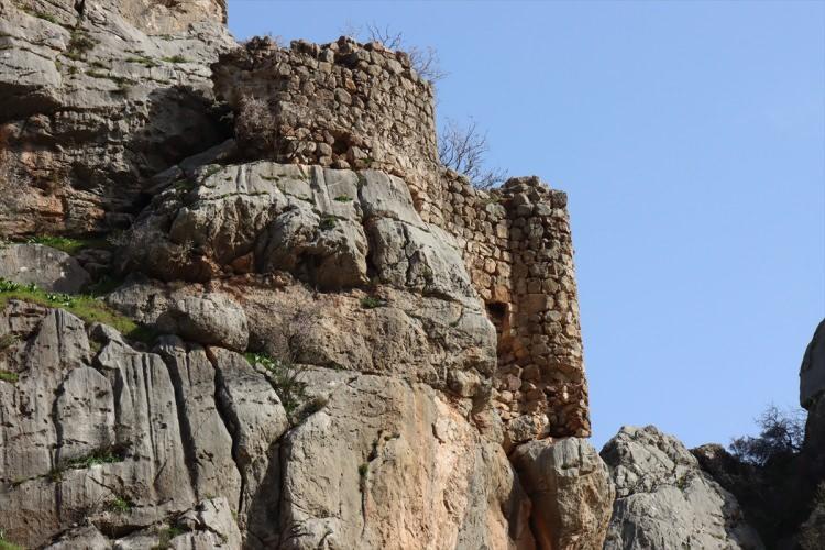 <p>Bölgede bazı seramik ve mozaik parçalarının da görüldüğünü belirten Şancı, bu emarelerin de varlığı düşünülen kalede halkın yaşadığına işaret ettiğini vurguladı.</p>

<p> </p>
