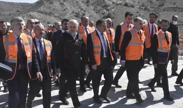 <p>Ulaştırma ve Altyapı Bakanı Karaismailoğlu, yapımı devam eden Eğiste Hadimi Viyadüğü'nü incelemek üzerine helikopterle Konya'nın Hadim ilçesine geldi. </p>
