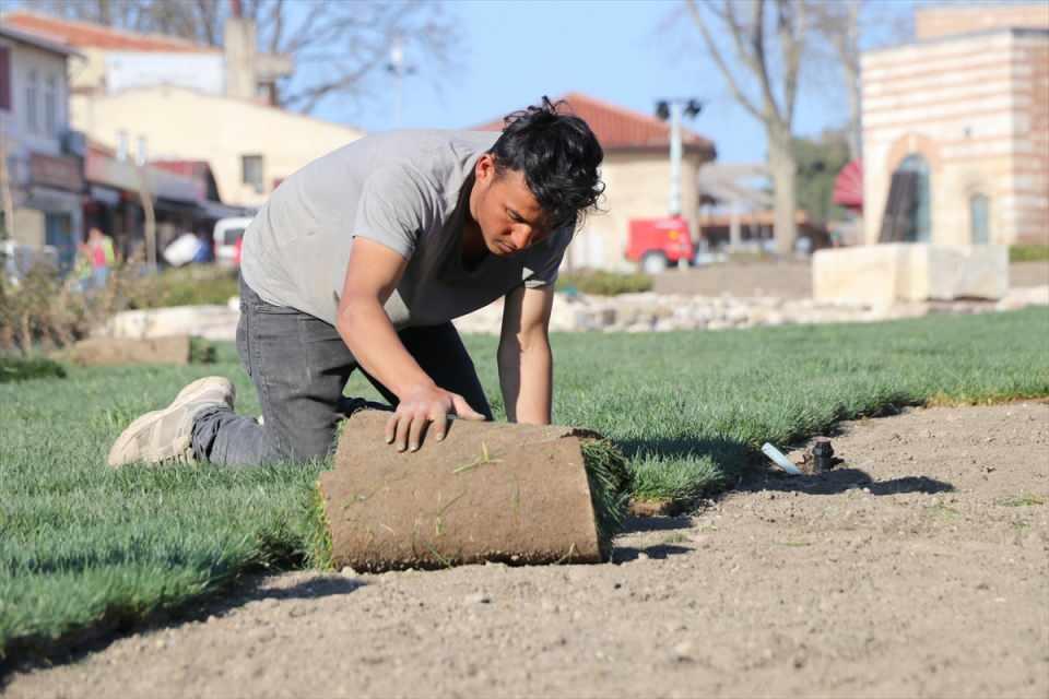 <p>Özellikle cuma gününden başlayıp pazartesiye kadar süren bir konaklama periyodu oluyor. Selimiye'de bundan nasipleniyor. Gelen turistlerin meydanı ve camiyi hayranlıkla izlediğini görüyoruz. Çalışmalar tamamlanınca bölge ayrı bir güzelliğe daha kavuşacak."</p>
