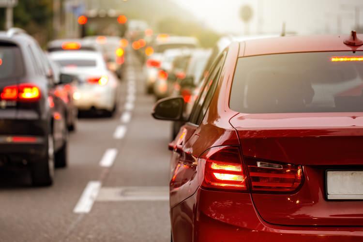 <p>Yapılan yeni düzenlemeyle trafik sigortası primleri Ocak ayına göre aralık ayında yüzde 50 oranında artacak. Yeni tarifeler 1 Mayıs’tan itibaren geçerli olacak</p>
