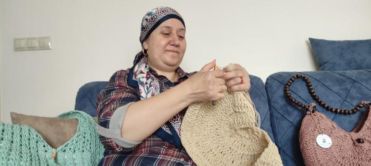 <p> Elde ilmek ilmek örülerek yapılan çantaların 1 tanesini örmek çiftin bir gününü alıyor. El yapımı çantalar 150 ila 300 lira arasında değişen fiyatlarla satılıyor.</p>
