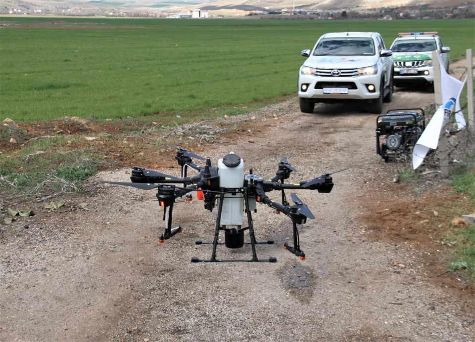 <p><strong>"Ziraiyi ilaçlama dronumuzu bölgeye kazandırdık"</strong><br />
<br />
Bölgede bir ilki gerçekleştirdiklerini aktan İl Özel İdaresi Genel Sekreter Yardımcısı Murat Okubay, “Tarımsal üretimden sosyal girişimcilik eğitimlerine, sportif faaliyetlerden teknolojik girişim çalışmaları olmak üzere bugüne kadar son bir yılda 2 bin gencimizin farkındalık eğitimlerini tamamlayarak çalışmalarına destek olduk. Bugün de Çalışan ve Üreten Gençler Programı çerçevesinde Fırat Kalkınma Ajansı’mızın finansmanıyla, valiliğimiz, belediyemiz ve İpekyolu Gençlik Vakfı ortaklığında yeni bir faaliyeti devreye alıyoruz. Çalışan ve Üreten Gençler Programı tarımsal üretimin desteklenmesi ve farkındalık eğitimlerinin yapılmasını bünyesinde barındıran bir proje olacak. Bugün birinci ayağındayız. Ziraiyi ilaçlama dronumuzu bölgeye kazandırdık” şeklinde konuştu.</p>

<p>Çiftçinin günlerini alan işi dron 45 dakikada yapıyor<br />
Arazisi dron ile ilaçlandığı için zamandan tasarruf ettiğini dile getiren çiftçi Cengiz Kaya ise “Dronla ilaçlama yapılınca en fazla 45 dakikamızı alıyor. Bizler kendimiz ilaçlarsak 2-3 günümüzü alırdı. 70 dönüm bir arazimiz var. Bu arta kalan zamanda diğer işlerimize yönelebiliyoruz. Böylece zamandan tasarruf ederek birçok işimizi haletmiş olacağız” dedi.</p>
