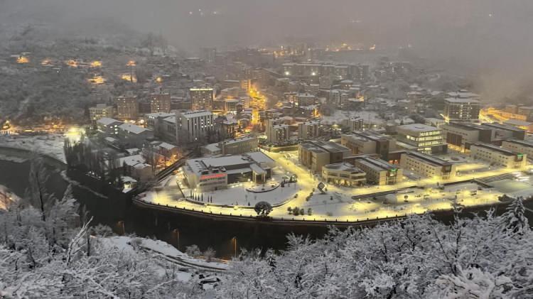 <p> Artvin<br />
Salı - Kuvvetli yağmurlu<br />
Çarşamba - Karla karışık yağmurlu</p>
