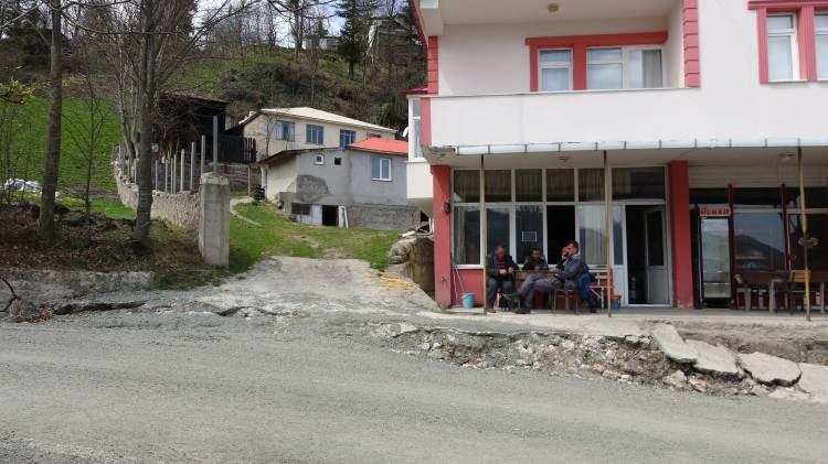 <p>Trabzon’un Düzköy ilçesine bağlı Çayırbağı mahallesinin Gülcana mevkiinde karların erimesinin ardından yörede yoğun toprak kaymaları ve heyelanlar artarken, heyelan tehlikesine karşı 6 ev boşaltıldı. Yöre halkı bölgede sürekli kaymalar olduğundan 150 evin tehlike altında olduğunu ifade ediyor.</p>
