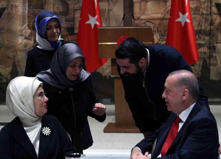 <p>Emine Erdoğan açıklamasında ''Şiddet mağduru kadınlarımızın ailelerinin acılarına ortak, sabırlarına destek olmak için iftar sofrasında buluştuk.<br />
Yitirdiğimiz canların acısını yüreğimizde hissetmeye, kadına kalkan elleri lanetlemeye devam edeceğiz. Şiddeti el ele verip sevgi ve merhameti çoğaltarak yeneceğiz.'' ifadelerini kullandı.</p>
