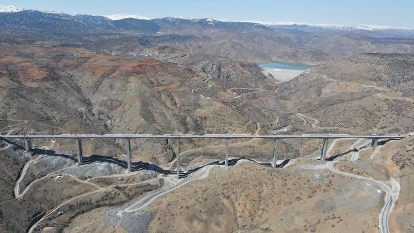 <p><strong>TÜRKİYE'NİN EN UZUN VİYADÜĞÜ</strong></p>
<p>Viyadük hakkında teknik bilgiler de veren Karaismailoğlu, 'Proje kapsamında 1372 metre uzunluğunda, 166 metre yüksekliğinde, 27 metre genişliğinde, 9 açıklıklı, dengeli konsol tipinde çift viyadük; Türkiye'nin en uzun ve en yüksek dengeli konsollu köprüsünü inşa ediyoruz. Yapım çalışmaları kapsamında kenar ayaklar ve orta ayaklarda temel ve elevasyon imalatlarıyla sol eksende üstyapı imalatlarının tamamını bitirdik.</p>