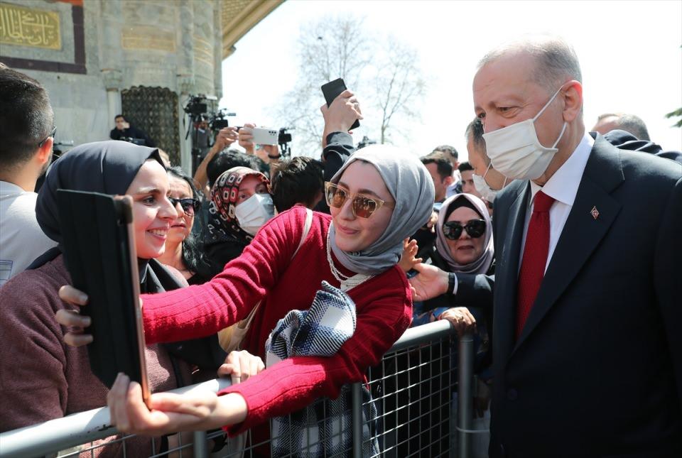 <p>Erdoğan, cami girişinde kendisine seslenen iki kadınla bir süre sohbet etti. Taleplerini ileten kadınlar, Erdoğan ile fotoğraf çektirdi.</p>

<p> </p>
