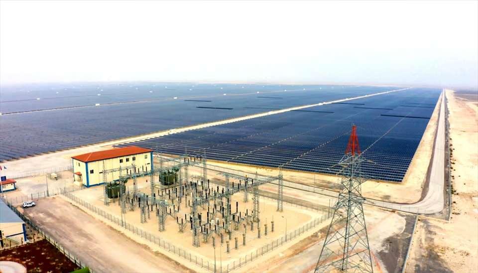 <p>Böylesine büyük bir yatırımla hem yaklaşık 2,5 milyon vatandaşımızın elektriğini Konya'mızdan karşılayacağız hem de ülkemizin yeşil kalkınma devrimine karbon emisyonumuzu azaltarak katkı sağlayacağız. Tarımın ve sanayinin merkezi Konya'mız şimdi de yeşil dönüşümün ve yenilenebilir enerjinin merkezi oluyor."</p>