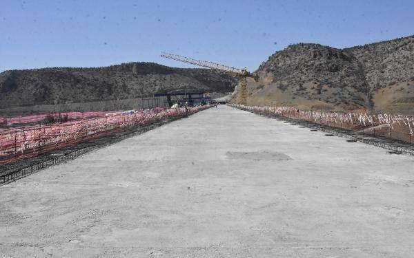 <p>TÜNEL SAYISI 466'YA ÇIKTI</p>
<p>Bakan Karaismailoğlu, Türkiye'deki tünel sayısının 466'ya yükseldiğini dile getirerek, '2003 öncesi 83 adet olan tünel sayımızı 466'ya, sadece 50 kilometre olan toplam tünel uzunluğunu da yüzde 1202 artırarak toplam 651 kilometreye çıkardık. 3 bin 617 adet köprü ve viyadük inşa ederek köprü ve viyadük uzunluğumuzu 727 kilometreye ulaştırdık.</p>